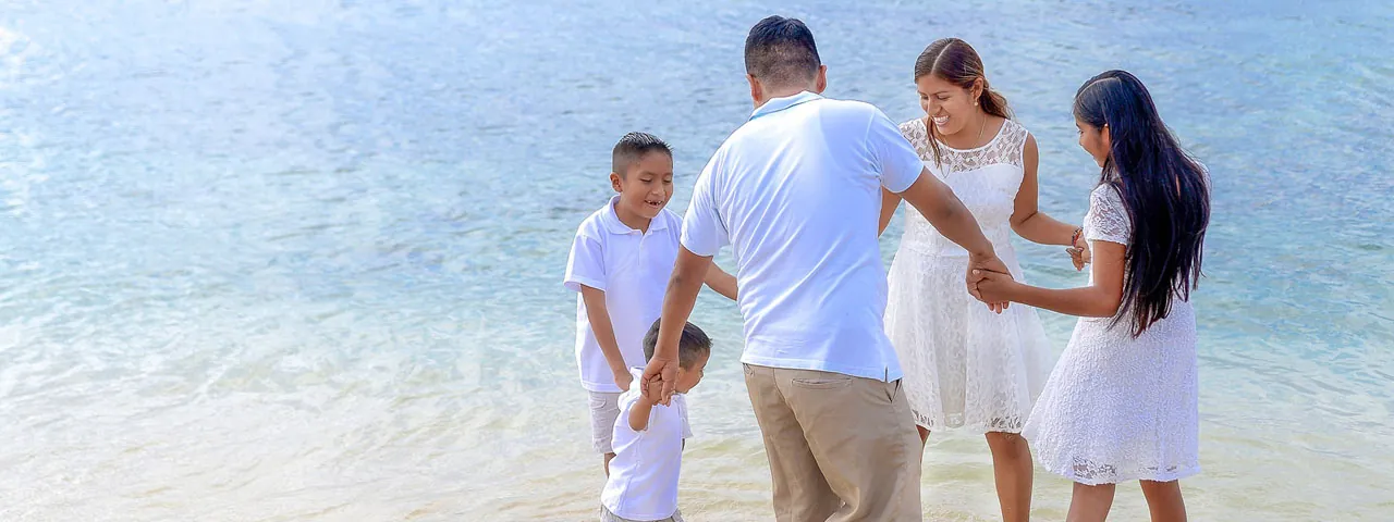 Family-Dancing-on-Beach-1280x480