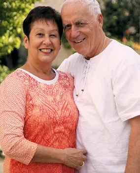 senior 20couple 20in 20orange 20and 20white